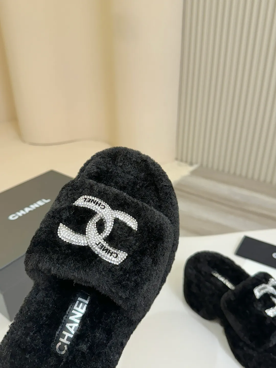 👟👟Ex-factory price 480👟👟 Chanel CHANEL thick-soled fur flip flops｜Finally waited for this pair of celebrity show style same style🧚♀️ The upper is covered with soft and waxy lamb wool, with classic double C diamond buckle👟👟The texture is full of texture. As soon as you put it on, your sense of luxury will instantly soar. The inner lamb wool fabric is as comfortable as stepping on clouds☁️ Thickened rubber soles, 8cm at the heel, 6.5cm at the forefoot, with raised bars, easy to wear with long legs~ The wedge heel design is super easy to walk, lazy and fashionable. It is very elegant for daily outings and date wear. It is a must-have and versatile artifact for this autumn and winter, waiting for you~ #chanel slippers #Celebrity Style #Advanced Wearing Fabric: Lamb 🐑 Wool Lining: Lamb 🐑 Wool Feet: lamb 🐑 hair Outsole: wear-resistant and non-slip rubber outsole Size: 35–40